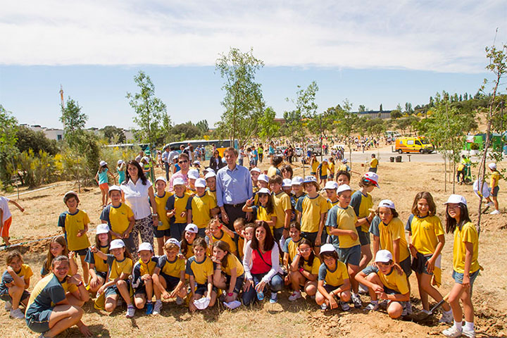 niños-alcalde-reforestacion