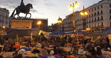 puerta-sol-amanece-segunda-noche-consecutiva-acampada-movimiento-15m