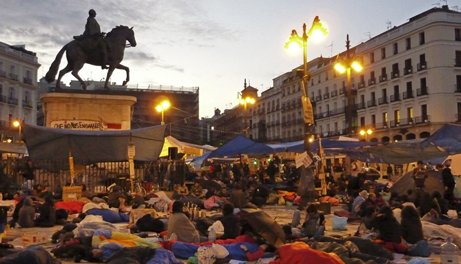 puerta-sol-amanece-segunda-noche-consecutiva-acampada-movimiento-15m