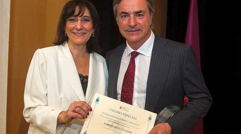 La alcaldesa Susana Pérez Quislant entrega el premio especial 'Pozuelo Espíritu Deportivo 2017' a Carlos Sainz