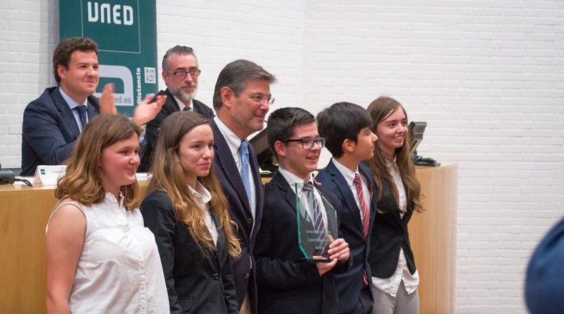 El ministro Catalá y el alcalde roceño durante el concurso de debate. / Las Rozas