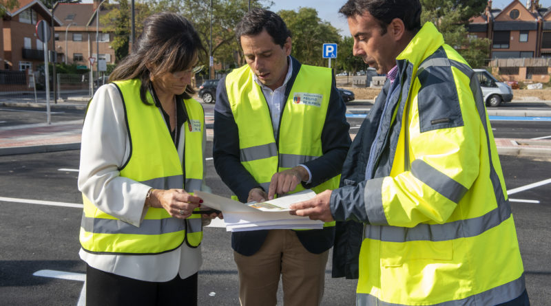 La alcaldesa de Pozuelo, Pérez Quislant, comprobando el desarrollo de las obras.