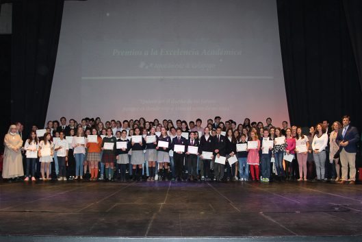 Alumnos premiados por su excelencia académica. Foto: Ayuntamiento de Galapagar.