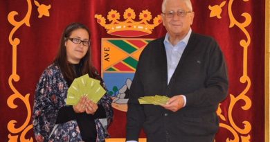 Fernando Sanjurjo, concejal de Medio Ambiente de Collado Mediano recibe los bonos de la Fundación Humana.