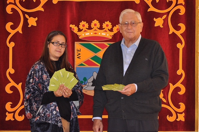 Fernando Sanjurjo, concejal de Medio Ambiente de Collado Mediano recibe los bonos de la Fundación Humana.