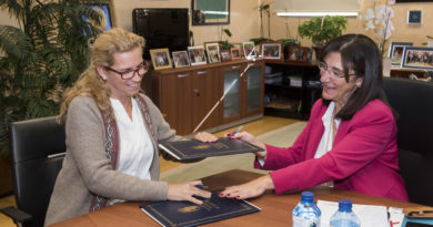 Carolina Farrell y Susana Pérez Quislant, en la firma del convenio.