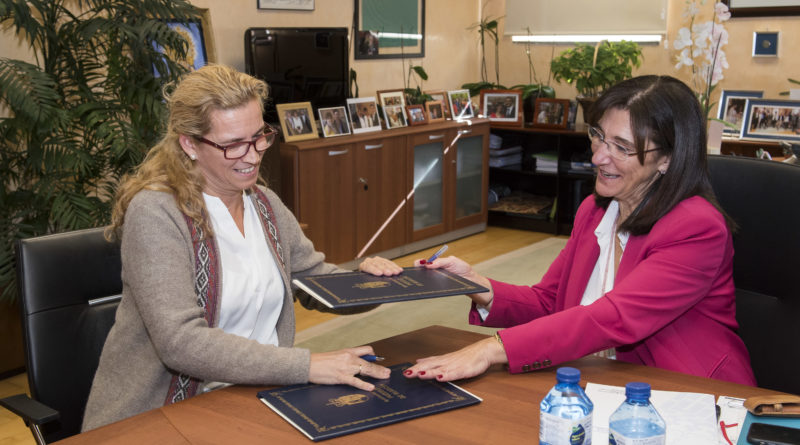 Carolina Farrell y Susana Pérez Quislant, en la firma del convenio.