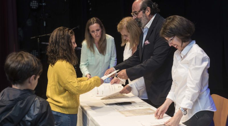 El concejal de Cultura, Jesús F. Agudo, entregando un diploma a una alumna.