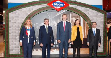 La consejera de Transportes Rosalía Gonzalo López, el presidente de la Comunidad de Madrid Ángel Garrido, el Rey Felipe, la ministra de Industria Reyes Maroto y el consejero delegado de Metro de Madrid Borja Carabante.