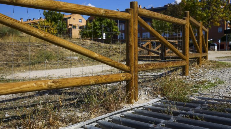 Valla cinegética que impide a los jabalís penetrar en zonas urbanas.