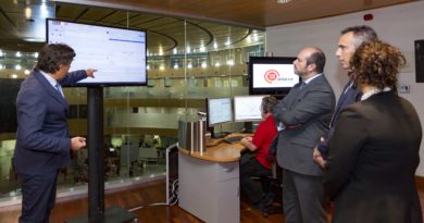 Pedro Rollán, en la demostración del nuevo Sistema de Respuesta Vocal Interactiva en la sala del 112.