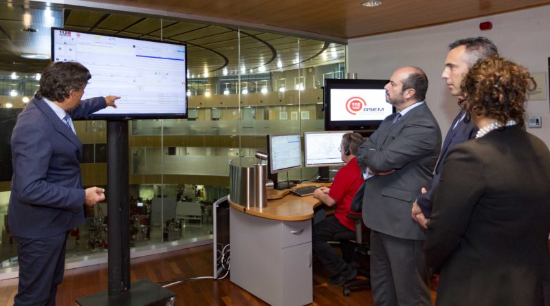 Pedro Rollán, en la demostración del nuevo Sistema de Respuesta Vocal Interactiva en la sala del 112.