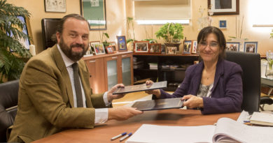 La alcaldesa de Pozuelo, Susana Pérez Quislant y el director de FEBE, Bosco Torremocha, en la firma del convenio.