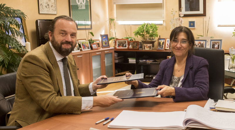 La alcaldesa de Pozuelo, Susana Pérez Quislant y el director de FEBE, Bosco Torremocha, en la firma del convenio.