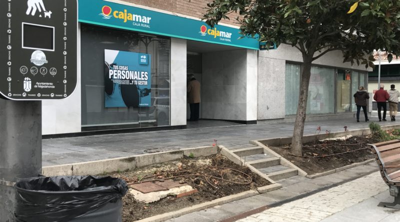 Nuevos dispensadores de bolsas, instalados en Majadahonda.