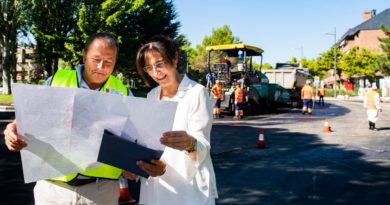 La alcaldesa de Pozuelo, Susana Pérez Quislant, comprobando el estado de las obras.