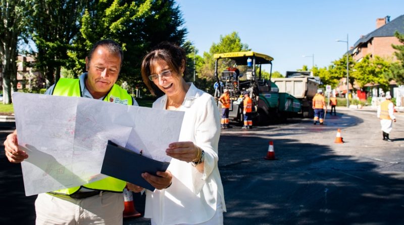 La alcaldesa de Pozuelo, Susana Pérez Quislant, comprobando el estado de las obras.