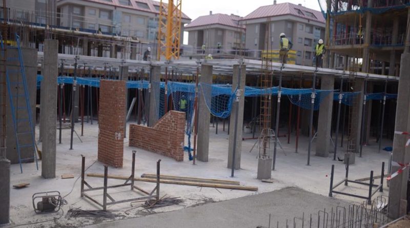 Viviendas de protección pública en construcción, en Valenoso.