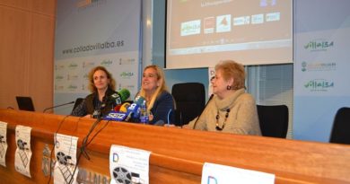 La concejal de cultura, María Torre-Martín; la alcaldesa, Mariola Vargas y la vicepresidenta de la Fundación Anade, Eloísa Olmos.