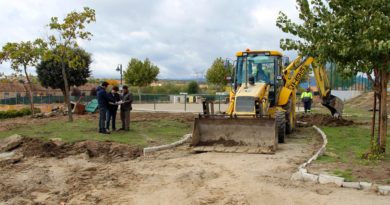 El concejal de Urbanismo de Galapagar, Ángel Camacho, visita las obras del parque.