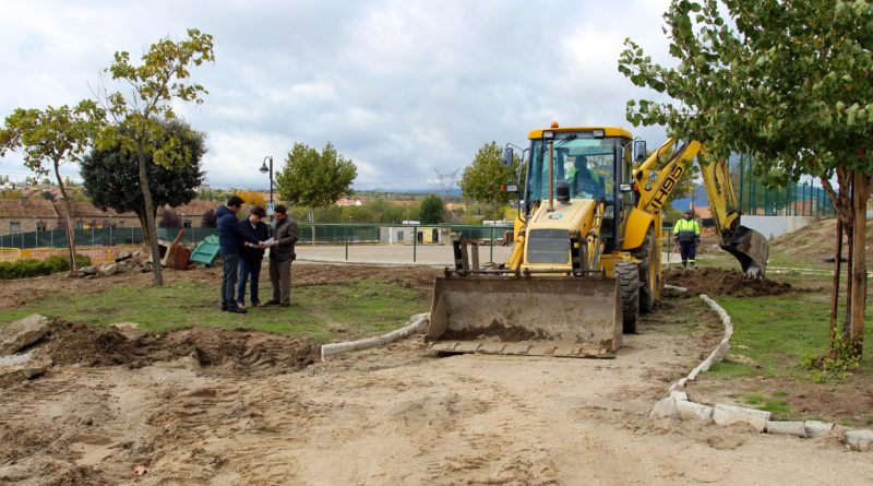 El concejal de Urbanismo de Galapagar, Ángel Camacho, visita las obras del parque.