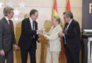 Garrido entrega el Premio Francisco Umbral a la novela Sur, de Antonio Soler Garrido entrega el Premio Francisco Umbral a la novela Sur, de Antonio Soler