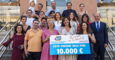 La alcaldesa acompaña a la Asociación de Comerciantes Pozuelo Calidad en la entrega de premios.