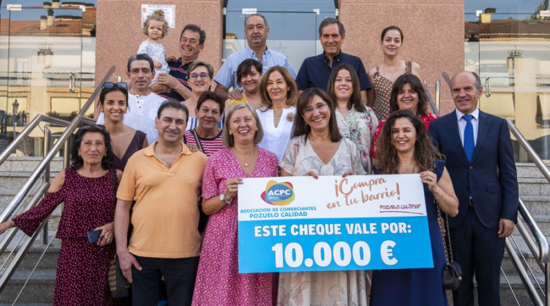 La alcaldesa acompaña a la Asociación de Comerciantes Pozuelo Calidad en la entrega de premios.