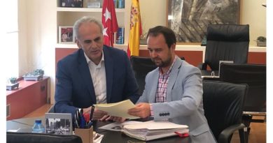El consejero de Sanidad en funciones, Enrique Ruiz Escudero y el alcalde de Guadarrama, Diosdado Soto.