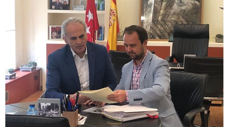 El consejero de Sanidad en funciones, Enrique Ruiz Escudero y el alcalde de Guadarrama, Diosdado Soto.