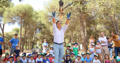El alcalde de Las Rozas, José de la Uz participa en la suelta de cuatro aves.