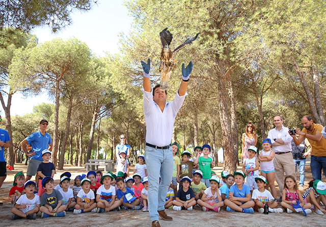 El alcalde de Las Rozas, José de la Uz participa en la suelta de cuatro aves.