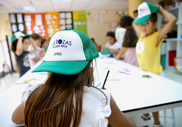 De la Uz visitó los talleres infantiles.