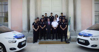 Javier Úbeda, junto a los ocho nuevos agentes.