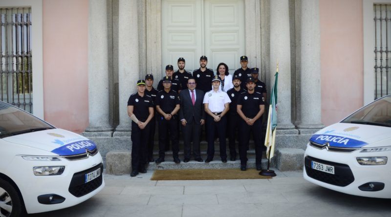 Javier Úbeda, junto a los ocho nuevos agentes.