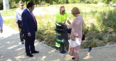 El alcalde de Boadilla, Javier Úbeda, en el punto de colocación de uno de los contenedores.