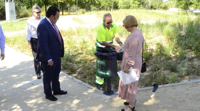 El alcalde de Boadilla, Javier Úbeda, en el punto de colocación de uno de los contenedores.