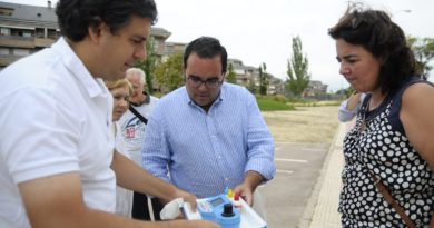 El alcalde de Boadilla del Monte, Javier Úbeda, durante el control de la muestra.