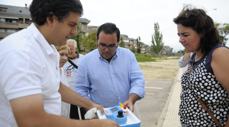 El alcalde de Boadilla del Monte, Javier Úbeda, durante el control de la muestra.