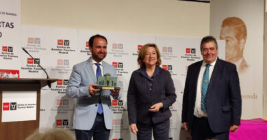 <strong>Guadarrama recibe el trofeo “Puerta de Alcalá”</strong> <strong>Guadarrama recibe el trofeo “Puerta de Alcalá”</strong>