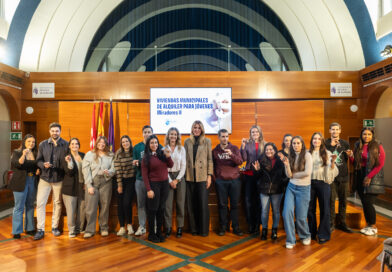 Pozuelo entrega las llaves a los jóvenes adjudicatarios de las viviendas de Miradores II Pozuelo entrega las llaves a los jóvenes adjudicatarios de las viviendas de Miradores II