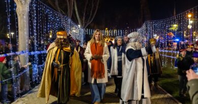 Una gran comitiva ha acompañado a los Reyes Magos de Oriente a su paso por Pozuelo