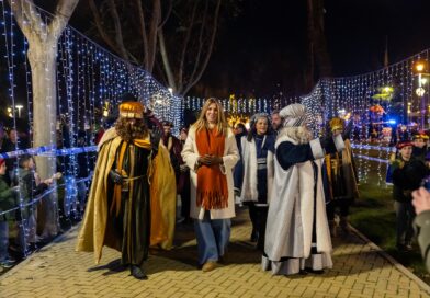 Una gran comitiva ha acompañado a los Reyes Magos de Oriente a su paso por Pozuelo