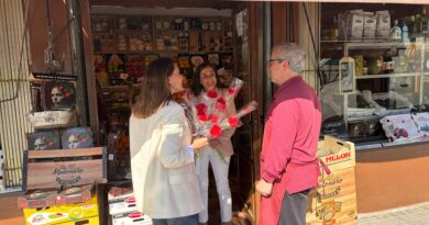 Claveles para los clientes de los comercios de Las Rozas por el día de San Isidro