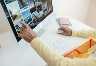Majadahonda enseña a sus mayores a organizar fotos, usar el correo y tramitar el certificado digital desde el móvil