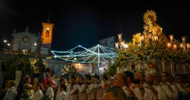 La Virgen de la Consolación congregó a miles de vecinos en su procesión por el centro de Pozuelo La Virgen de la Consolación congregó a miles de vecinos en su procesión por el centro de Pozuelo
